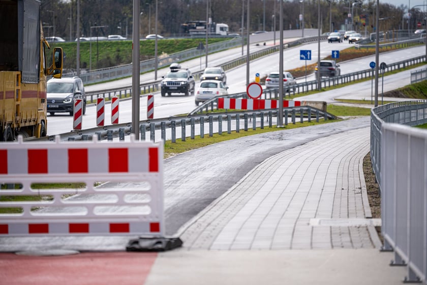 Przybywa asfaltu na kolejnych odcinkach drogi rowerowej na alei Wielkiej Wyspy.